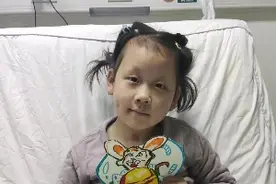 每天200个俯卧撑，7岁高位截瘫女童成为病区“小太阳”图片