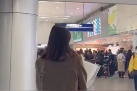 兵哥哥出站与女友双向奔赴 网友：拥抱的瞬间仿佛看见了爱情图片