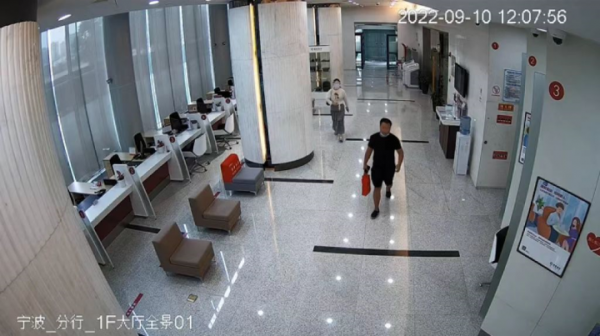 女子送锦旗感谢警察找回30万却被抓