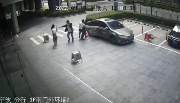 女子送锦旗感谢警察找回30万却被抓
