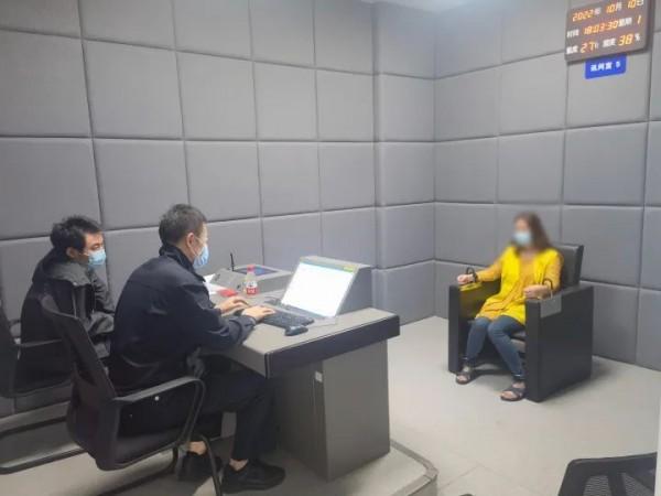 女子送锦旗感谢警察找回30万却被抓