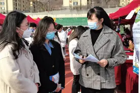 烟台市今年首场大型高校线下招聘会吸引3000名学生进场应聘图片
