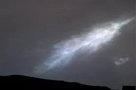 NASA好奇号探测器在火星上首次看到耀眼的太阳"黄昏光线"图片