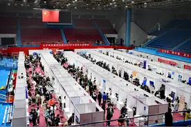 准毕业生双选会上抢实习岗图片