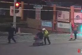 果然视频|三轮车没电了，交警推行30分钟护送老人回家图片