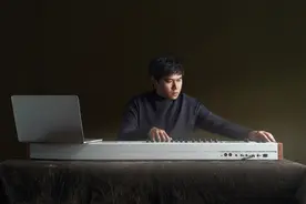 从《舌尖上的中国》到《流浪地球》 作曲家阿鲲：我使用最多的"乐器"是计算机 | 人境·主角图片