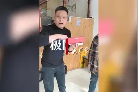 项链、现金、跑鞋……餐馆老板妇女节为员工发奖，男的也有份图片