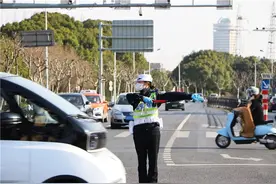这支女子勤务辅警分队，在十字路口绽放出不一样的色彩图片