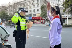 暖心！护学女警收到了一束小学生送来的鲜花图片