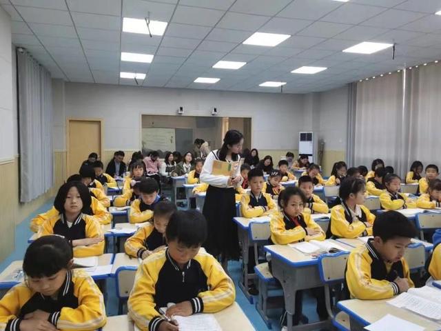 365个师德故事丨百熙二小钟红娜：带学生“玩”游戏爱上阅读