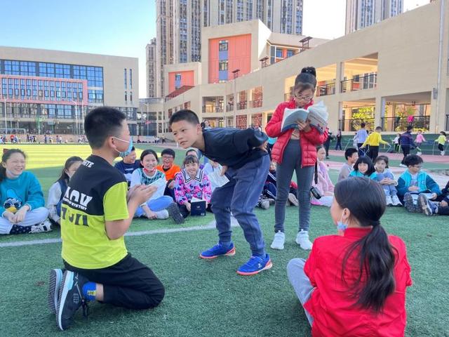 365个师德故事丨百熙二小钟红娜：带学生“玩”游戏爱上阅读