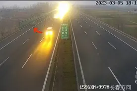 临沂：太危险！老人电动三轮车跑到了高速上图片