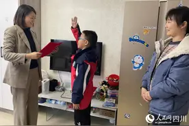 小学生拾得价值16万黄金后续：每年获6000元奖励，直至高中毕业图片