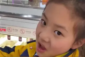 暖心！女儿攒1年零花钱送妈妈金戒指图片