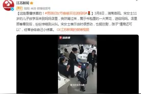 这娃是懂惊喜的！男孩妇女节偷偷买花送妈妈图片