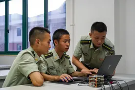 军校学员穿搭图鉴 | 一款服饰演绎一段青春故事图片