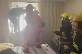 果然视频|60秒!消防员破门冲进卧室救下五楼悬空女子图片