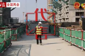 从农民工到高级技师的周培代表：建议完善农民工养老保障制度｜全国两会·代言视频封面
