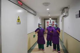 守护心跳的“铅衣天使”图片