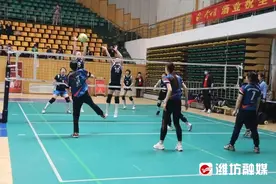 全国气排球联赛北部赛区女子中年组 潍坊队夺冠图片