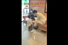 21个月宝宝咖啡店认“爸爸”，妈妈：不是戴眼镜的都是爸爸图片