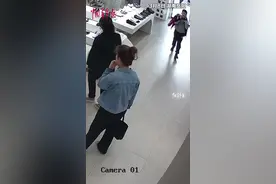 这娃是懂惊喜的！11岁男生送妈妈一书包的花图片