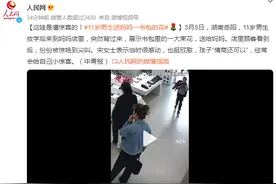 这娃是懂惊喜的！11岁男生送妈妈一书包的花图片
