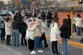 网红街拍“群魔乱舞”何解图片