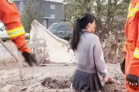 浙江女记者采访途中陷入泥地求助消防员，网友笑侃：给同行爆料？图片