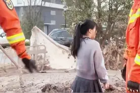 浙江女记者采访途中陷入泥地求助消防员，网友笑侃：给同行爆料？图片