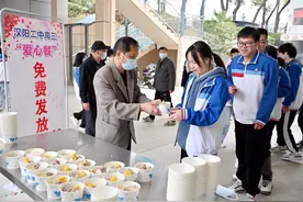 暖心！武汉这所高中免费为高三师生提供“爱心餐”图片