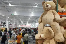 上海人又排队了！开市客浦东店今天迎客；“突发情况”也阻挡不了顾客买买买→图片