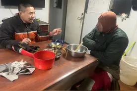 船体侧翻被困海上13小时！天津一老人独自海钓落水被救图片