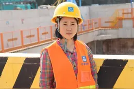 特别的礼物——中建一局五公司组织女农民工拍写真喜迎三八妇女节，她们脱下工装变女神图片