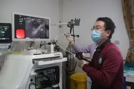 少女患异食癖吃进1.5斤毛发，专家历时10小时将其取出图片