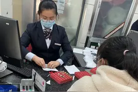 工行西安未央支行营业室认真做好零钞兑换图片