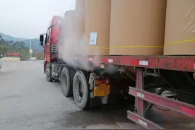 货车轮胎冒烟   收费站工作人员化险为夷图片