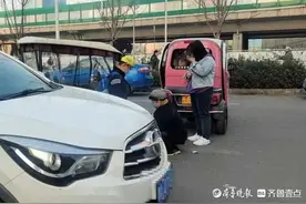 两电动车相撞，好心人帮忙送孩子入学图片
