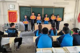 亲近古诗词，东昌府区梁水镇镇中心小学“诵读暖童心”图片