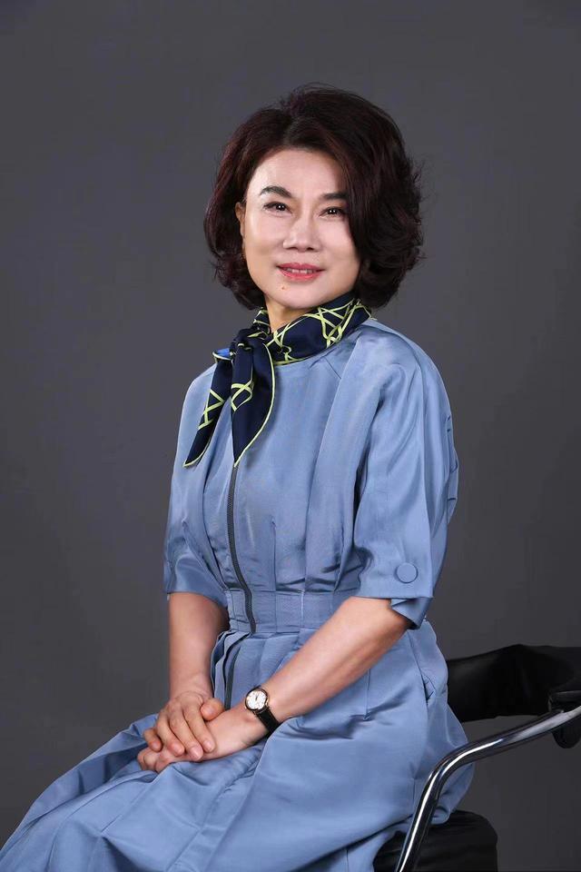 董明珠：大学生打螺钉没什么不可以