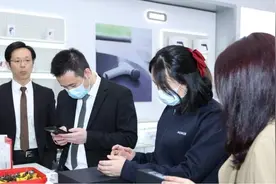 旗舰荣耀Magic5系列首销当天，线下门店挺火爆！图片