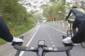 男子骑小黄车飙过专业车队！网友：用实力证明：差生文具多……图片