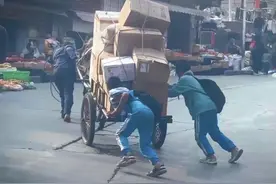 两小学生帮腿脚不便大叔推车感动网友，校长：两人系亲兄弟，将通报表扬图片