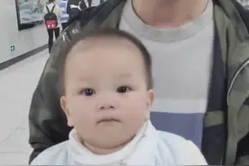 1岁宝宝第一次离开妈妈4天，见面后表情由生气转为大哭，网友：这么小就懂得思念了图片
