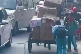 凉山帮残疾大叔推车的两男孩找到了图片