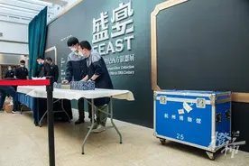 杭州Discovery丨“沉浸式”感受欧洲贵妇们的日常！刻着烟熏肉的水果篮、纪念丘吉尔的醒酒器，这些银器宝贝来杭州了图片