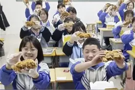 学生考试成绩优异，90后老师掏千元请全班吃炸鸡图片