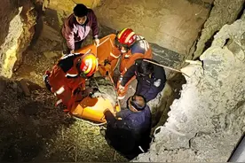 8旬老人掉入高速路旁3米深坑，被民警找到时已昏迷，送医后脱险图片