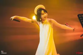 Mr·Miss回成都开演唱会：舞台很大，唱上头了图片