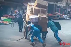 凉山两名小学生帮残疾大叔推车走红后续：全校通报表扬，颁发奖励证书图片